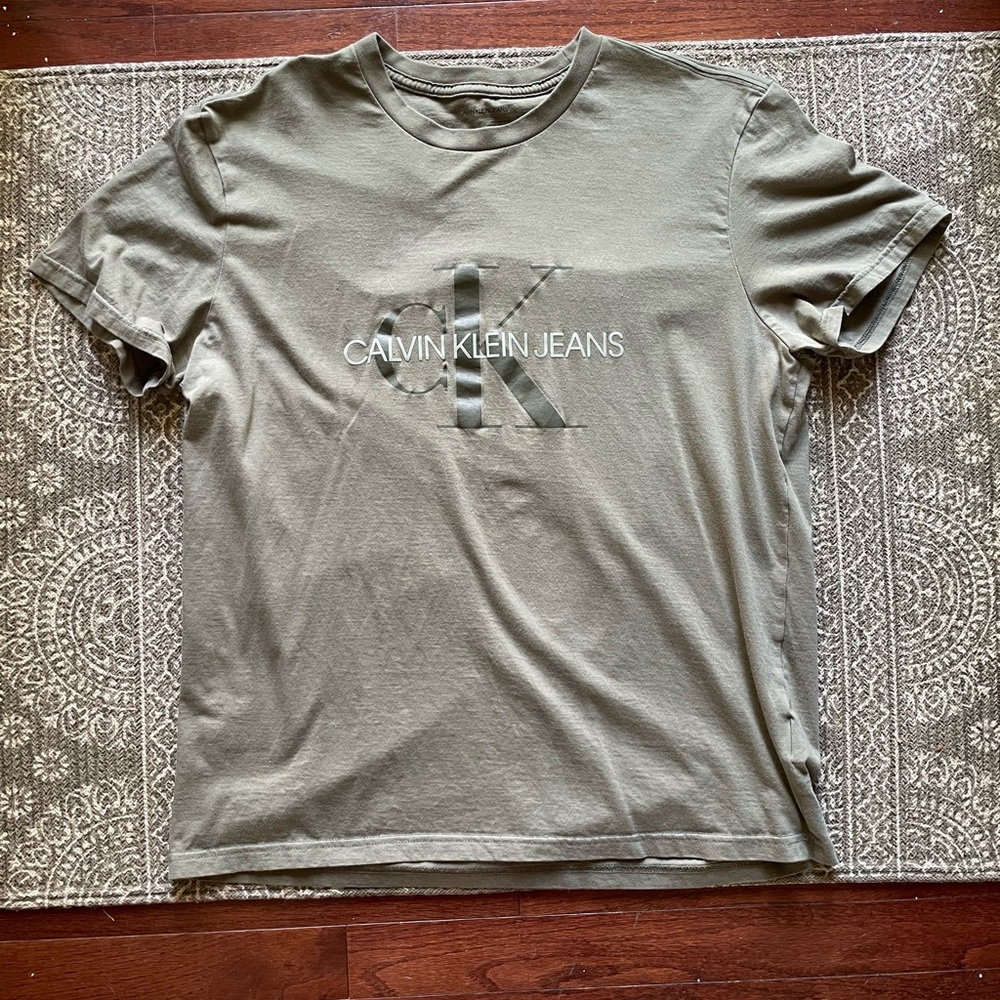 Calvin Klein Relaxed Fit Standard Logo Crewneck T-Shirt